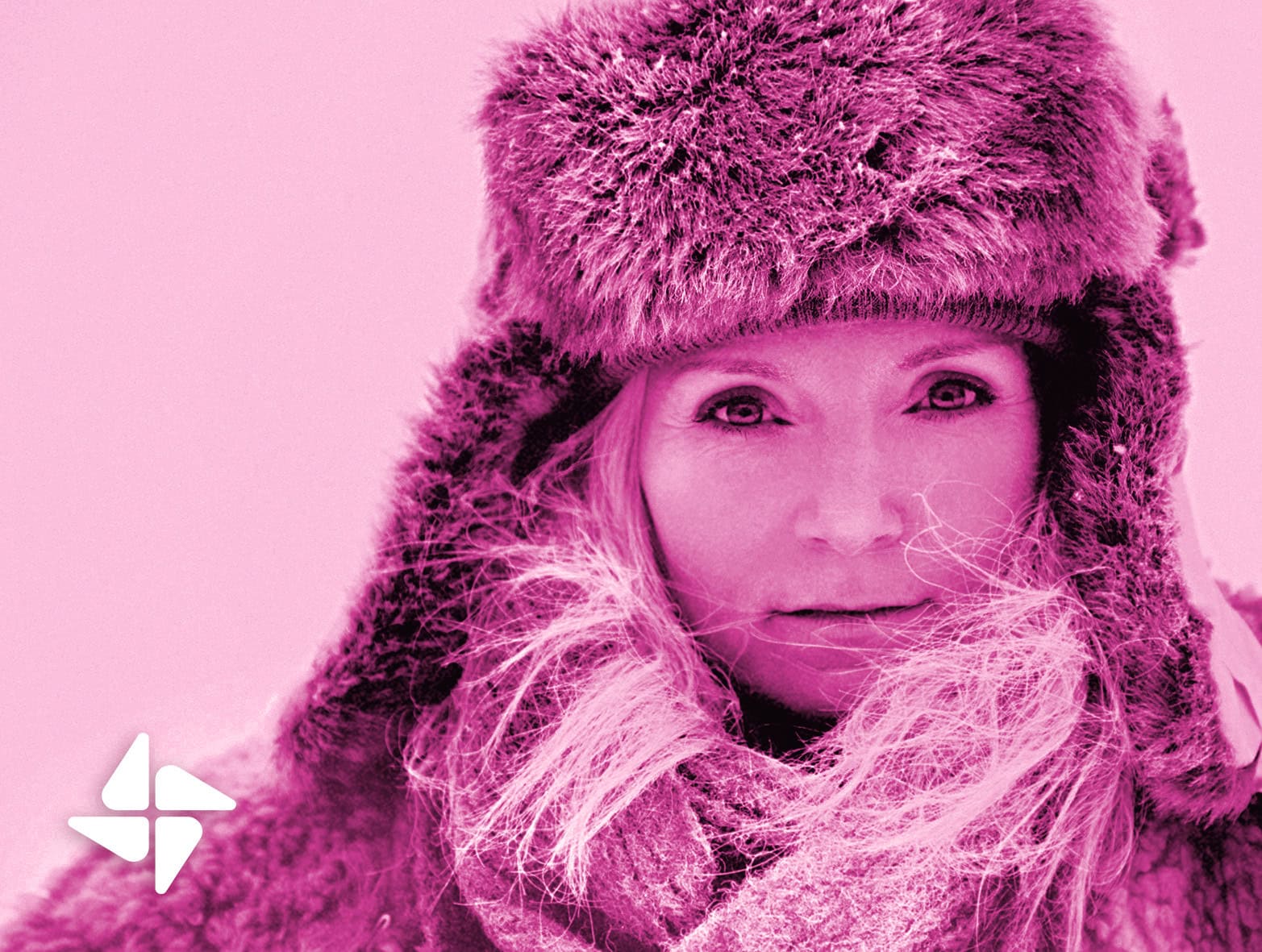 Bea Uusma i vinterklädd utomhus med mössa, vinteridyll, kallt väder, utomhusmiljö.