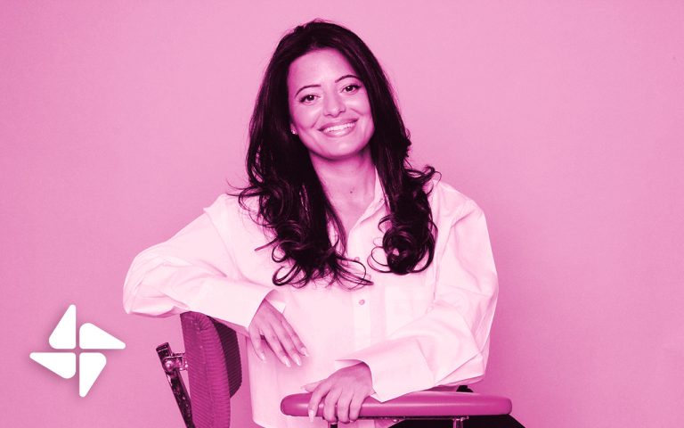 Evin Cetin porträttbild. Hon ser in i kameran. Hon har på sig en vit skjorta.