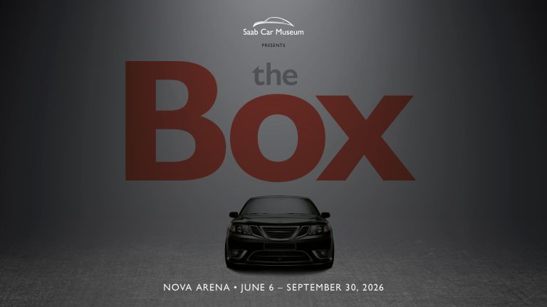 Längst upp ser man Saab Car museum loga med en text som presenterar eventet "The Box" i mitten av bilden. Ordet "Box" är skriven i orange, under ordet "Box" ser man en stilig Saab svartbil. Längst ner skriven i vit visas datumet av eventet som börjar den 6:e juni och slutar den 30:e september 2026 på NOVA ARENA