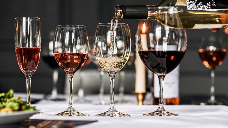 Olika typer av vin i vinglas.